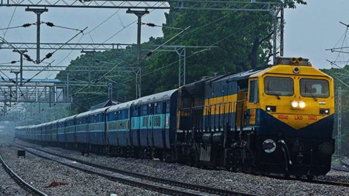 ट्रेन में महिला ने दिया जुड़वा बच्चे को जन्म ट्रेन में महिला ने दिया जुड़वा बच्चे को जन्म- India TV