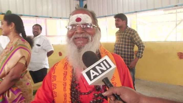 Beggar yadi reddy, Donates, Vijaywada, Sai Baba Temple, Beggar donates money Beggar yadi reddy, Donates, Vijaywada, Sai Baba Temple, Beggar donates money- India TV