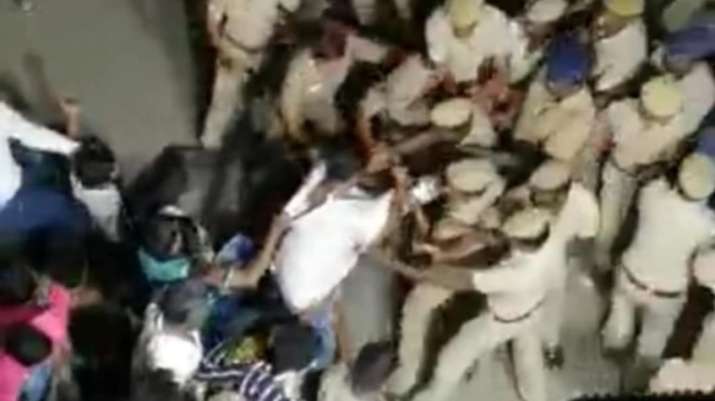 एंटी-CAA प्रदर्शनकारियों की पुलिस से झड़प एंटी-CAA प्रदर्शनकारियों की पुलिस से झड़प- India TV
